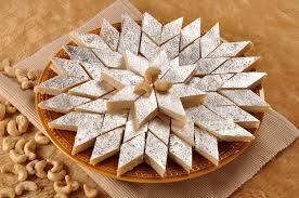 काजू कतली के बिना दिवाली का जश्न पूरा नहीं होता. काजू से बनी काजू कतली स्वाद में तो दमदार है ही, इसका सेहत से भी अच्छा नाता है. जो लोग कम मीठा खाना पसंद करते हैं, उनके लिए दिवाली पर काजू कतली काफी अच्छा ऑप्शन होता है.