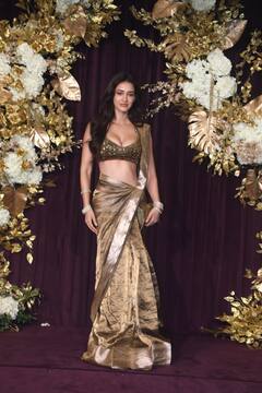 Diwali 2024: गोल्डन साड़ी, डीप नेक ब्लाउज और खुली जुल्फें, दिवाली पार्टी में पटाखा बन पहुंचीं दिशा पटानी, लगीं हुस्न की मल्लिका