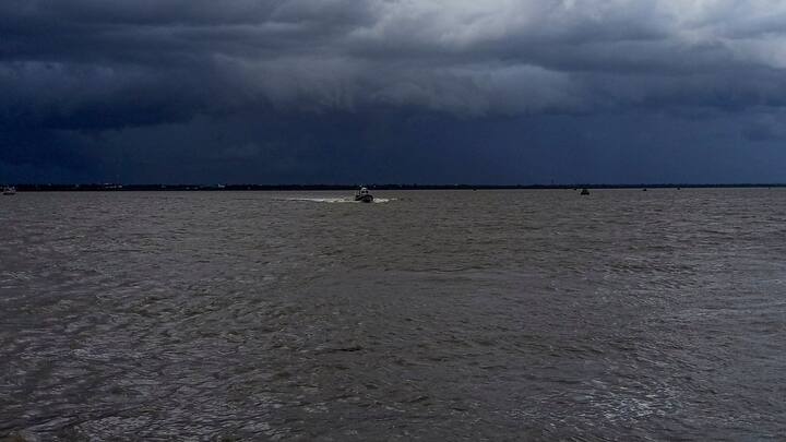 আগামী ১২ ঘণ্টার মধ্যে অতি শক্তিশালী ঘূর্ণিঝড়ে পরিণত হবে ‘দানা’  পূর্ব মেদিনীপুরে ১০০ থেকে ১২০ কিমি/ঘণ্টা ঝড়ের আশঙ্কা রয়েছে।