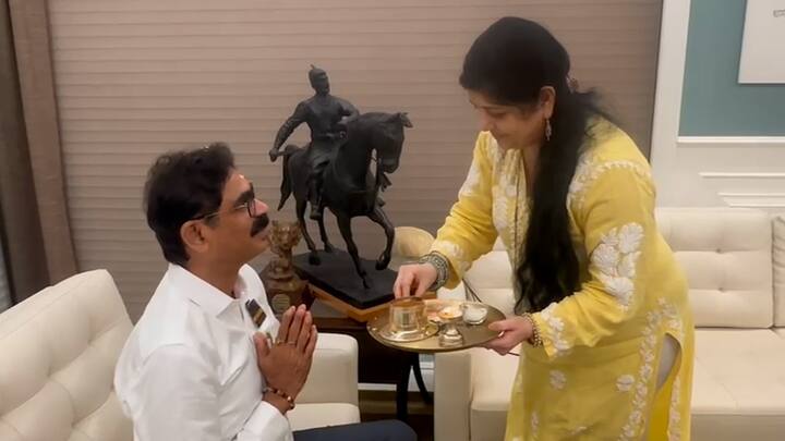 बाळा नांदगावकरांचं देखील शर्मिला ठाकरेंनी औक्षण केलं.