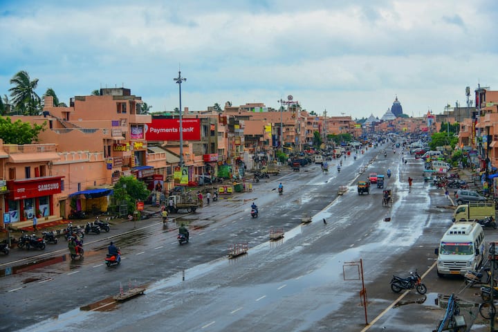 Commuters on the road as precautionary measures have been implemented in view of cyclone 'Dana' which is expected to make landfall in Odisha, in Puri, Thursday, Oct 24, 2024. (Image Source: PTI)