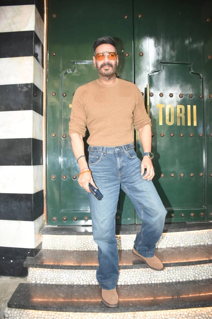 दरअसल ‘सिंघन अगेन’ की ये टीम रिलीज से पहले ही गौरी खान के रेस्टोरेंट में पार्टी करते हुए दिखाई दी. इस दौरान अजय काफी डेशिंग लुक में दिखे.