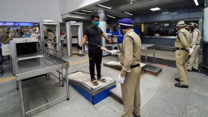 बता दें दिल्ली मेट्रो में अगर कोई पटाखे लेकर जाता है. तो उसे पहले ही चेकिंग पॉइंट पर रोक लिया जाता है और मेट्रो में चढ़ने की इजाजत नहीं दी जाती. इसीलिए अगर आप भी सोच रहे हैं कि दिल्ली मेट्रो में पटाखे ले जाने की तो मत सोचें.