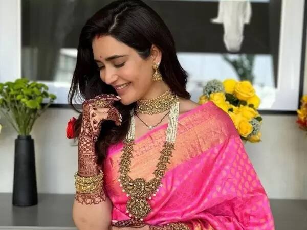 मौनी रॉय से देवोलीना तक, दिवाली पर ट्राई करें इन हसीनाओं की टेंपल ज्वेलरी 6 करिश्मा तन्ना - टीवी एक्ट्रेस करिश्मा तन्ना का ये हार भी आपके दिवाली लुक के लिए एकदम परफेक्ट रहेगा. इसे आप भी एक्ट्रेस की तरह पिंक साड़ी के साथ कैरी कर सकती हैं.