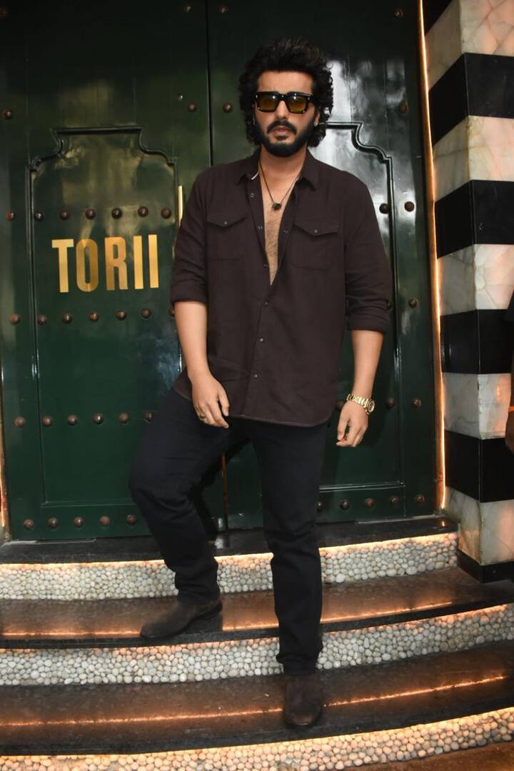 अर्जुन ने ब्राउन शर्ट के साथ ब्लैंक डेनिम पहनी थी. आंखों पर काला चश्मा लगाया हुआ था. फैंस एक्टर के लुक की काफी तारीफ भी कर रहे हैं.