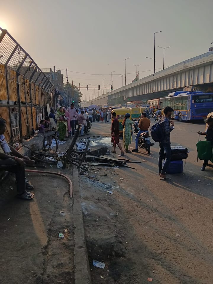 According to the traffic police, illegal shopkeepers had encircled these areas by placing their goods on the road.