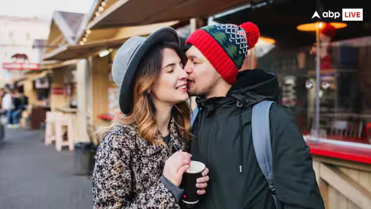 kiss or hug why dont russians shake hands every time know the reasons related to these traditions read article in Gujarati કિસ કરે છે અથવા ગળે મળે છે, શા માટે રશિયનો દરેક વખતે હાથ મિલાવતા નથી? જાણો આ પરંપરા સાથે જોડાયેલા કારણો