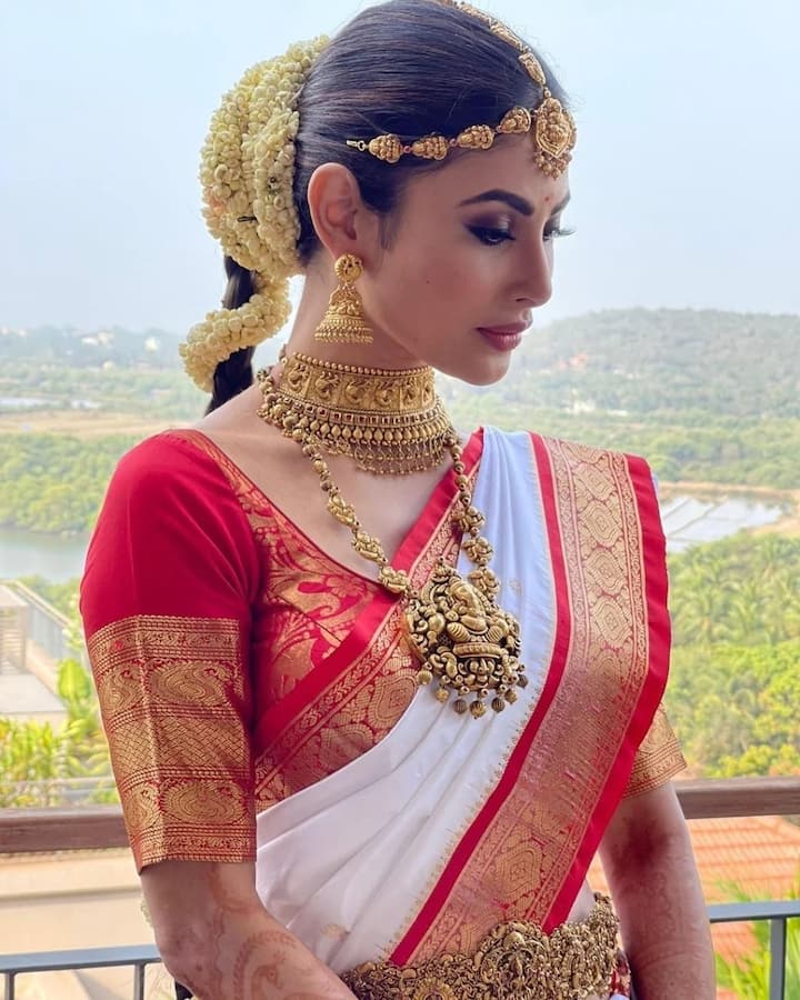 मौनी रॉय से देवोलीना तक, दिवाली पर ट्राई करें इन हसीनाओं की टेंपल ज्वेलरी 3 मौनी रॉय – टीवी से बॉलीवुड पहुंची पॉपुलर एक्ट्रेस मौनी रॉय ने अपनी शादी में खूबसूरत टेंपल ज्वेलरी कैरी की थी. एक्ट्रेस ने एक चोकर नेकपीस के साथ एक लंबा हार पहना था.