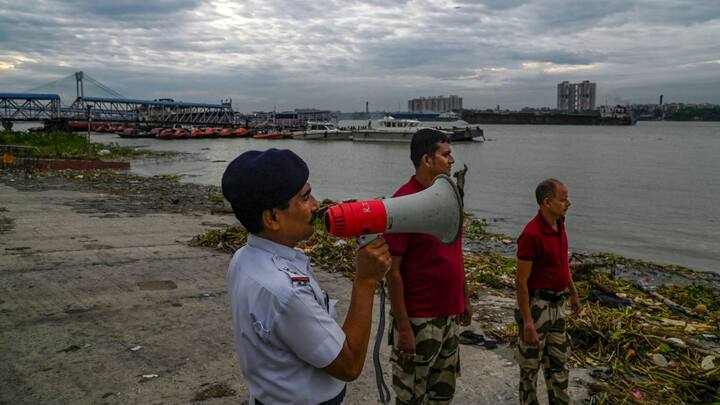 ঘূর্ণিঝড় ‘দানা’র প্রভাবে কলকাতাতেও দুর্যোগের আশঙ্কা। প্রস্তুত পুলিশ-প্রশাসন। ঘূর্ণিঝড় মোকাবিলায়  কন্ট্রোল রুম খুলেছে লালবাজার। প্রস্তুত রয়েছে কলকাতা পুলিশ, পুরসভা, NDRF. বিপর্যয় মোকাবিলা বাহিনীর ৪টি দলকে প্রস্তুত রাখা হয়েছে।