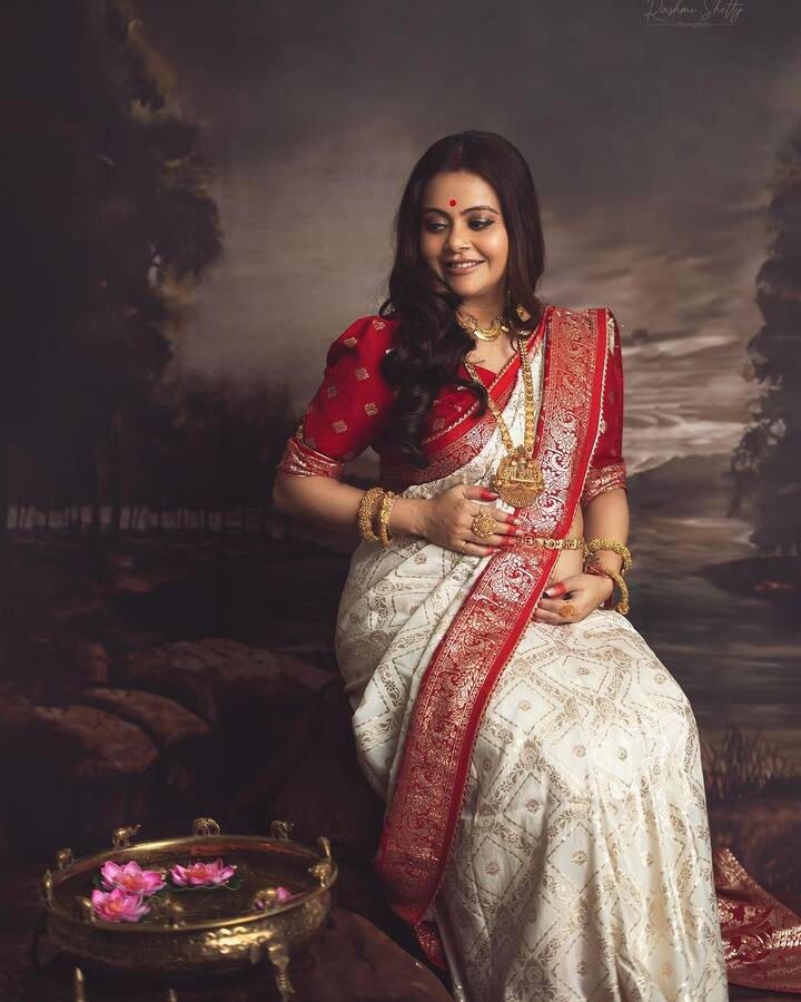 मौनी रॉय से देवोलीना तक, दिवाली पर ट्राई करें इन हसीनाओं की टेंपल ज्वेलरी 1 देवोलीना भट्टाचार्जी – इस लिस्ट का सबसे पहला नाम गोपी बहू यानि देवोलीना भट्टाचार्जी का है. जो बहुत जल्द मां बनने वाली हैं. हाल ही में एक्ट्रेस ने अपना प्रेग्नेंसी फोटोशूट करवाया था.