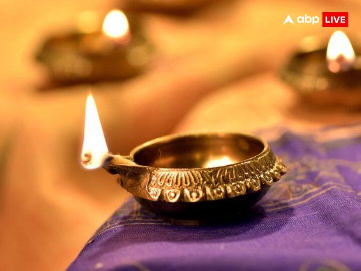 दिवाली के दीपक को गोवर्धन पूजा में इस्तेमाल के बाद नदी में प्रवाहित कर देना चाहिए. दिवाली का अन्य सामान और दिए एक साथ प्रवाहित कर दें.