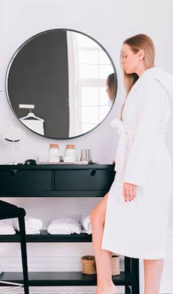 ਵਾਸਤੂ ਸ਼ਾਸਤਰ ਦੇ ਅਨੁਸਾਰ ਸ਼ੀਸ਼ੇ ਨੂੰ ਹਮੇਸ਼ਾ ਉੱਤਰ ਜਾਂ ਪੂਰਬ ਦਿਸ਼ਾ ਵਿੱਚ ਰੱਖਣਾ ਚਾਹੀਦਾ ਹੈ। ਇਸ ਦੇ ਨਾਲ ਹੀ ਸ਼ੀਸਾ ਕਦੇ ਵੀ ਧੁੰਦਲਾ ਨਹੀਂ ਹੋਣਾ ਚਾਹੀਦਾ। ਕਿਹਾ ਜਾਂਦਾ ਹੈ ਕਿ ਧੁੰਦਲੇ ਸ਼ੀਸ਼ੇ ਵਿੱਚ ਚਿਹਰਾ ਵੇਖਣਾ ਨਾਲ ਛਵੀ ਖਰਾਬ ਹੁੰਦੀ ਹੈ।