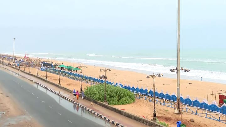 পুরীর সমুদ্র তীরবর্তী সমস্ত হোটেল থেকে পর্যটকদের চলে যেতে বলা হয়েছে। সমুদ্র তীরবর্তী রাস্তাঘাটও পুরো ফাঁকা রয়েছে। সমুদ্র পাড়ের দোকানগুলি সরিয়ে দেওয়া হয়েছে। টহল দিচ্ছে পুলিশ। দড়ি দিয়ে ঘিরে দেওয়া হয়েছে তটভূমি। সকাল থেকে বৃষ্টি হচ্ছে। বইছে ঝোড়ো হাওয়া।