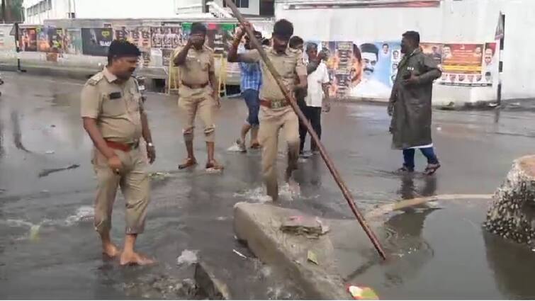 Salem rain  overflowing water  police to remove the blockage in the drain - TNN Police Cleaning Drain: கனமழையின் காரணமாக பெருக்கெடுத்து ஓடிய தண்ணீர்... சாக்கடையின் அடைப்பை எடுத்த போலீஸ்