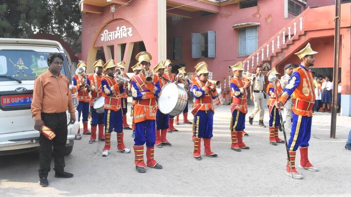The prestigious trophy was received at the border of Lakhisarai with full honors, led by an official police escort party. Upon its arrival at the main venue, it was welcomed by an energetic band performance by students, whose music filled the air with excitement. The unveiling ceremony of the trophy was a moment of pride for the city, symbolizing unity and sportsmanship.