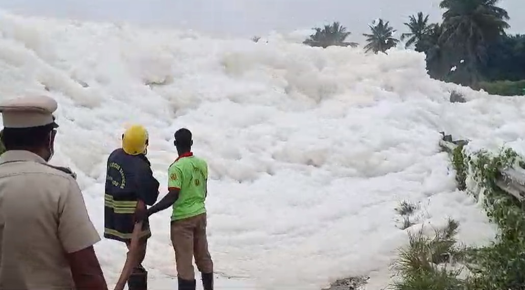 மூழ்கிய பாலம், ஓசூரில் மலைபோல் உருவாகிய ரசாயன நுரை: விரைந்த தீயணைப்புத் துறை