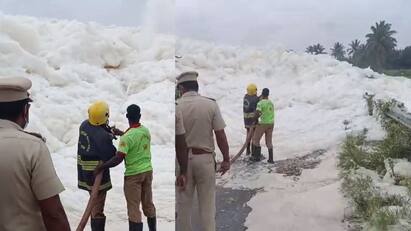 krishnagiri Hosur kelavarapalli Dam Open Chemical Foam Formed மூழ்கிய பாலம், ஓசூரில் மலைபோல் உருவாகிய ரசாயன நுரை: விரைந்த தீயணைப்புத் துறை