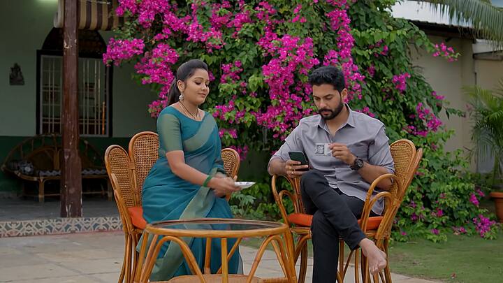 హర్షకు కాఫీ తీసుకొచ్చి ఇచ్చిన నందిని..నీతో పాటూ హైదరాబాద్ వస్తానంటుంది. నాక్కూడా నువ్వొస్తే బావుంటుంది అనిపించి మూడు టికెట్లు బుక్ చేశానంటాడు. ఆ మాటలు విన్న మైత్రి ఆవేశంగా లోపలకు వెళ్లి హర్ష-నందిని ఫొటో తీసి విసిరికొడుతుంది. అందరూ వచ్చి అడిగితే పొరపాటున పడిపోయింది అని అబద్ధం చెబుతుంది