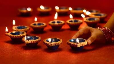 ज्योतिष शास्त्रानुसार, धनत्रयोदशीचा काळ अनेक राशींसाठी शुभ आहे. कारण या दिवशी बुध ग्रह राशी परिवर्तन करुन शुक्र ग्रहाबरोबर युती करणार आहे. यामुळे लक्ष्मी नारायण योग जुळून येणार आहे.