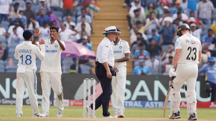 পাঁচ কিউয়ি ব্যাটারের উইকেট ভাঙলেন ওয়াশিংটন। ভারতের মাটিতে এক ইনিংসে এর থেকে অধিক বোল্ড করে উইকেট নেওয়ার কৃতিত্ব আর কারুর নেই।