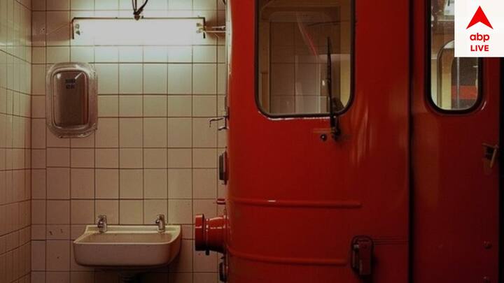 তিনি প্রশ্ন করেন, হাত দেখানো সত্বেও গার্ড কি দু'-এক মিনিটের জন্য ট্রেনটাকে দাঁড় করাতে পারতেন না? অখিল চন্দ্র সেন আরও জানান জনস্বার্থে তিনি চান গার্ডের জরিমানা করা হয় যেন, নইলে সংবাদমাধ্যমে খবর ফাঁস করে দেবেন বলেও জানান।