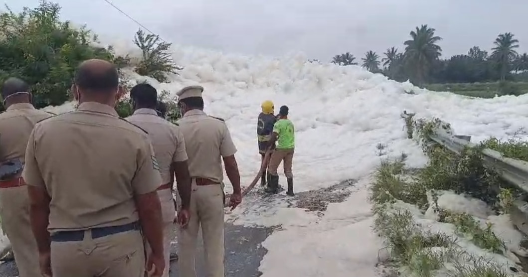 மூழ்கிய பாலம், ஓசூரில் மலைபோல் உருவாகிய ரசாயன நுரை: விரைந்த தீயணைப்புத் துறை