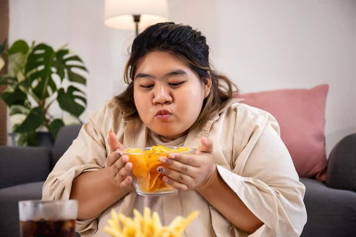 One of the main reasons for the increase in obesity is said to be family history, i.e. genetic reasons. Due to genes inherited from parents, some people become obese even if they eat less. If there is a history of being overweight in the family, children in the next generation will also suffer from it.