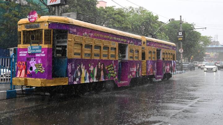 ‘দানা’ হানা দেওয়ার আগেই গঙ্গার ঘাটে ঘাটে কড়া পাহারা। স্পিড বোটে চড়ে বাবুঘাট থেকে রিষড়া পর্যন্ত নজরদারি চালাচ্ছে রিভার ট্রাফিক পুলিশ। পাশাপাশি, চলছে মাইকে প্রচার।