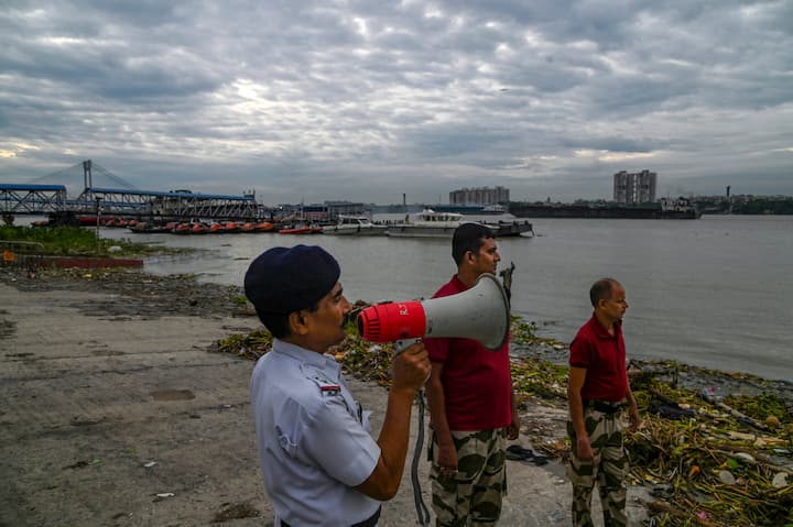 रिपोर्ट के अनुसार 24 और 25 अक्टूबर के बीच करीब 150 ट्रेनों को भी कैंसिल किया गया है. इसमें 12 ट्रेनें ऐसी हैं जो बिहार से जुड़ी हुई हैं.