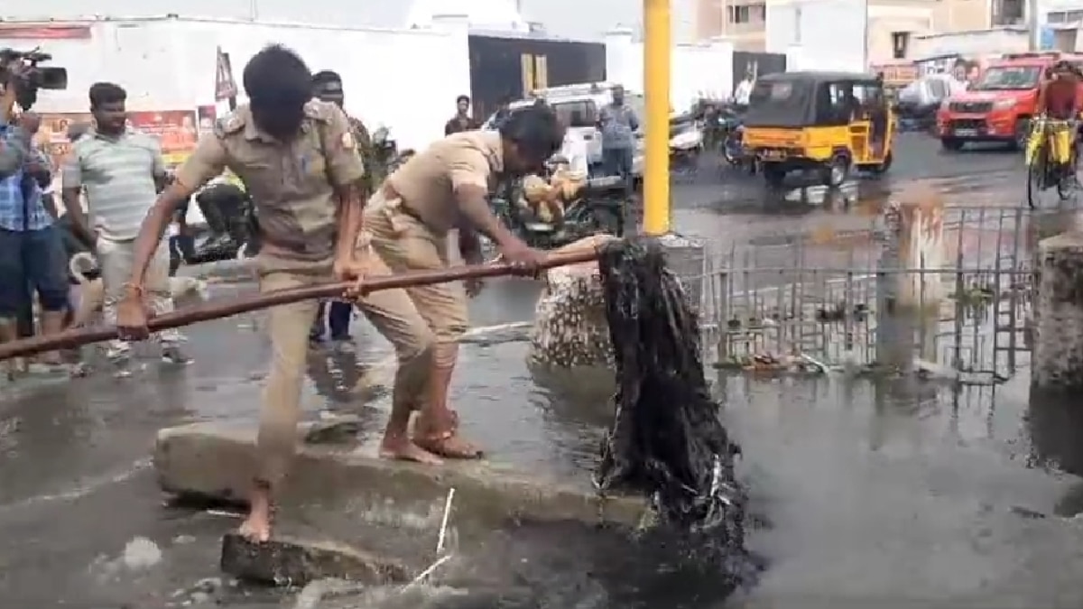 Police Cleaning Drain: கனமழையின் காரணமாக பெருக்கெடுத்து ஓடிய தண்ணீர்... சாக்கடையின் அடைப்பை எடுத்த போலீஸ்