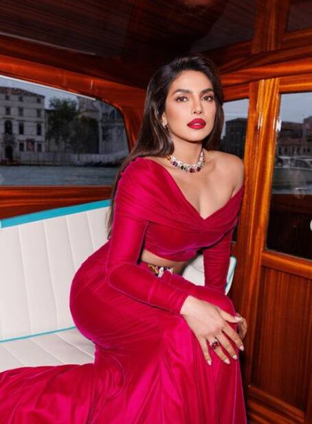 यानंतर बॉलिवूड आणि हॉलिवूड अभिनेत्री प्रियंका चोप्रा या यादीत तिसऱ्या स्थानावर आहे.