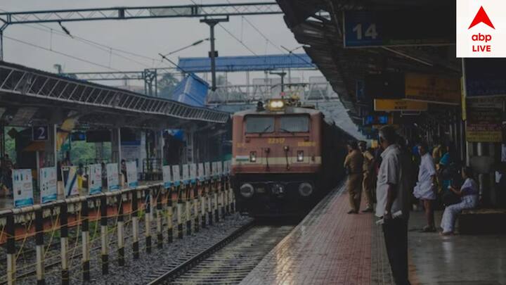 Indian Railways: তিনি শৌচালয়ে থাকাকালিনই তিনি শুনতে পান ট্রেন ছাড়ার হুঁইশল। তিনি প্ল্যাটফর্মের ওপর দিয়ে দৌড়োচ্ছিলেন।