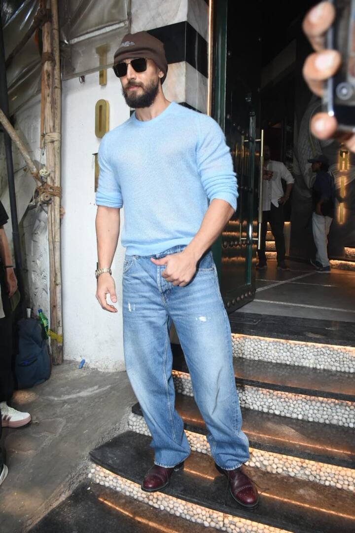 एक्टर टाइगर श्रॉफ इस पार्टी में कैजुअल लुक में पहुंचे थे. उन्होंने ब्लू कलर की टीशर्ट के साथ सिर पर एक कैप लगाई हुई थी.