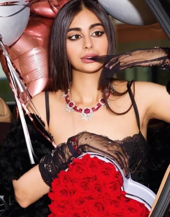 ਵਸੁੰਧਰਾ ਨੂੰ ਕਥਿਤ ਤੌਰ 'ਤੇ ਯੁਗਾਂਡਾ ਵਿੱਚ ਪਰਿਵਾਰ ਦੇ ਐਕਸਟਰਾ ਨਿਊਟਰਲ ਅਲਕੋਹਲ (ਈਐਨਏ) ਪਲਾਂਟ ਤੋਂ ਹਥਿਆਰਬੰਦ ਵਿਅਕਤੀਆਂ ਦੇ ਇੱਕ ਸਮੂਹ ਨੇ ਹਿਰਾਸਤ ਵਿੱਚ ਲਿਆ ਸੀ। ਅਧਿਕਾਰੀਆਂ ਦਾ ਦਾਅਵਾ ਹੈ ਕਿ ਇਹ ਜਾਂਚ ਇੱਕ ਲਾਪਤਾ ਵਿਅਕਤੀ ਨਾਲ ਸਬੰਧਤ ਹੈ।