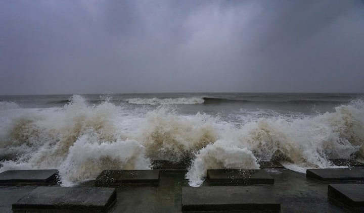 Waves crash at the Digha beach ahead of the landfall of cyclone 'Dana', in Purba Medinipur district, West Bengal. (Image Source: PTI)