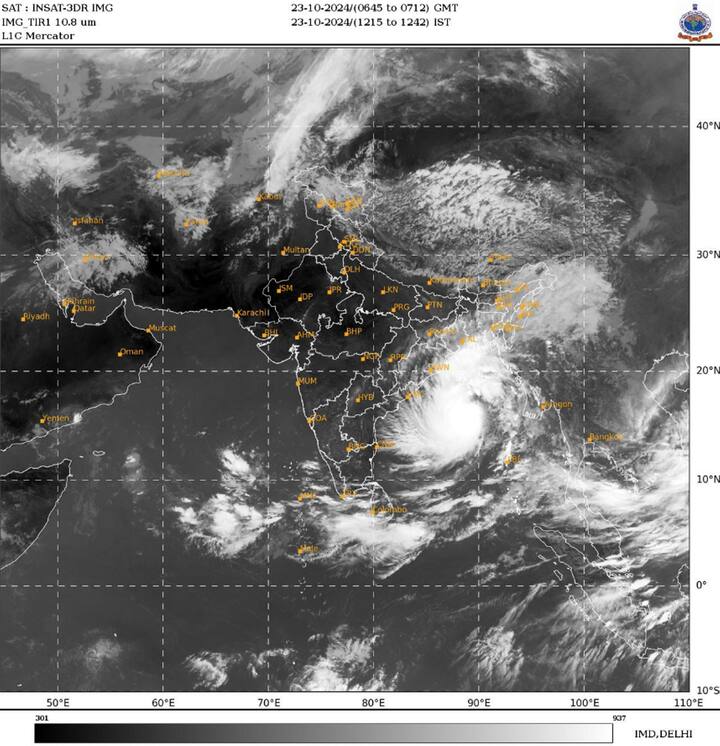 मौसम विभाग का कहना है कि 24 अक्टूबर की रात से 25 अक्टूबर की सुबह तक तूफान पुरी और सागर द्वीप के बीच उत्तरी ओडिशा और पश्चिम बंगाल के तटों को पार करेगा.
