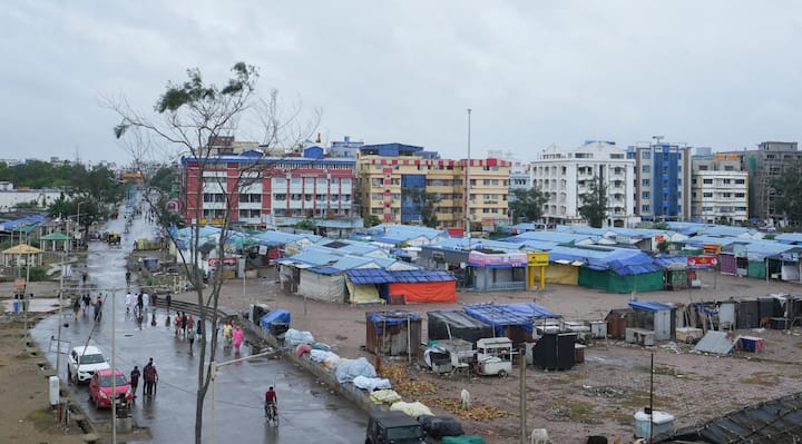 Shops are seen closed near a beach at Digha ahead of the landfall of Cyclone 'Dana', in Purba Medinipur district, West Bengal, Thursday, Oct. 24, 2024. (Image Source: PTI)