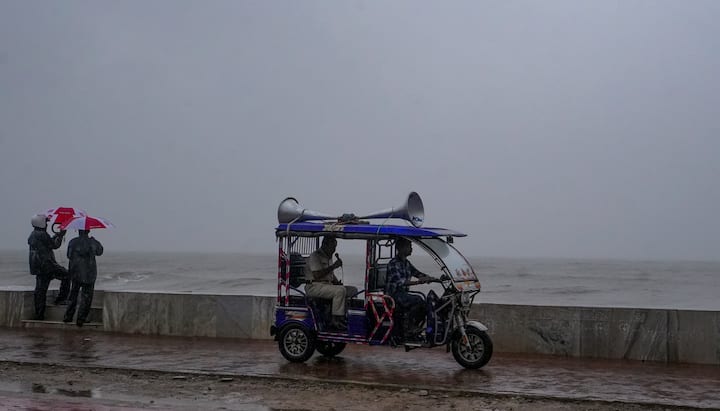 Police personnel with a team of lifeguards make announcements to prevent tourists from visiting the beach in view of cyclone 'Dana' which is expected to make landfall in Odisha, in Puri, Thursday, Oct 24, 2024. (Image Source: PTI)