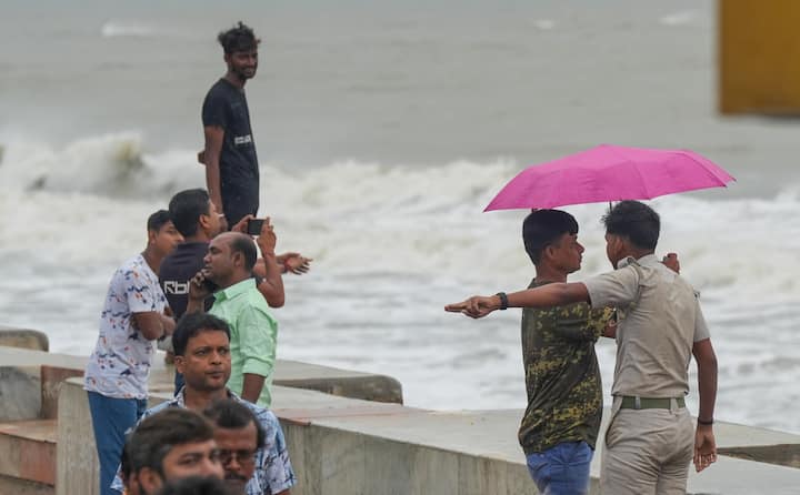 A police personnel asks visitors to vacate the beach in view of cyclone 'Dana' which is expected to make landfall in Odisha, in Puri, Thursday, Oct 24, 2024. (Image Source: PTI)