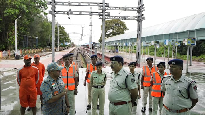 কলকাতা পুরসভা জানিয়েছে, ঘূর্ণিঝড়ের কারণে বাড়তে পারে গঙ্গার জলস্তর। ঢেউয়ের উচ্চতা হতে পারে ১৪ ফুটের কাছাকাছি।