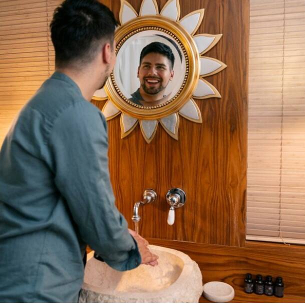 ਜੇਕਰ ਤੁਹਾਡੇ ਘਰ ਜਾਂ ਦਫਤਰ ਦੀਆਂ ਕੰਧਾਂ 'ਤੇ ਸ਼ੀਸ਼ਾ ਲੱਗਾ ਹੈ ਤਾਂ ਇਸ ਨੂੰ ਤੁਰੰਤ ਹਟਾ ਦਿਓ ਕਿਉਂਕਿ ਇਹ ਅਸ਼ੁੱਭਤਾ ਦਾ ਸੰਕੇਤ ਹੈ। ਜੇਕਰ ਕਿਸੇ ਕਾਰਨ ਤੁਸੀਂ ਇਨ੍ਹਾਂ ਦੀਵਾਰਾਂ ਤੋਂ ਸ਼ੀਸ਼ਾ ਨਹੀਂ ਹਟਾ ਸਕਦੇ ਹੋ, ਤਾਂ ਇਸ ਨੂੰ ਕੱਪੜੇ ਨਾਲ ਢੱਕ ਦਿਓ, ਤਾਂ ਕਿ ਇਸ ਦੀ ਚਮਕ ਕਿਸੇ ਚੀਜ਼ 'ਤੇ ਨਾ ਪਵੇ।