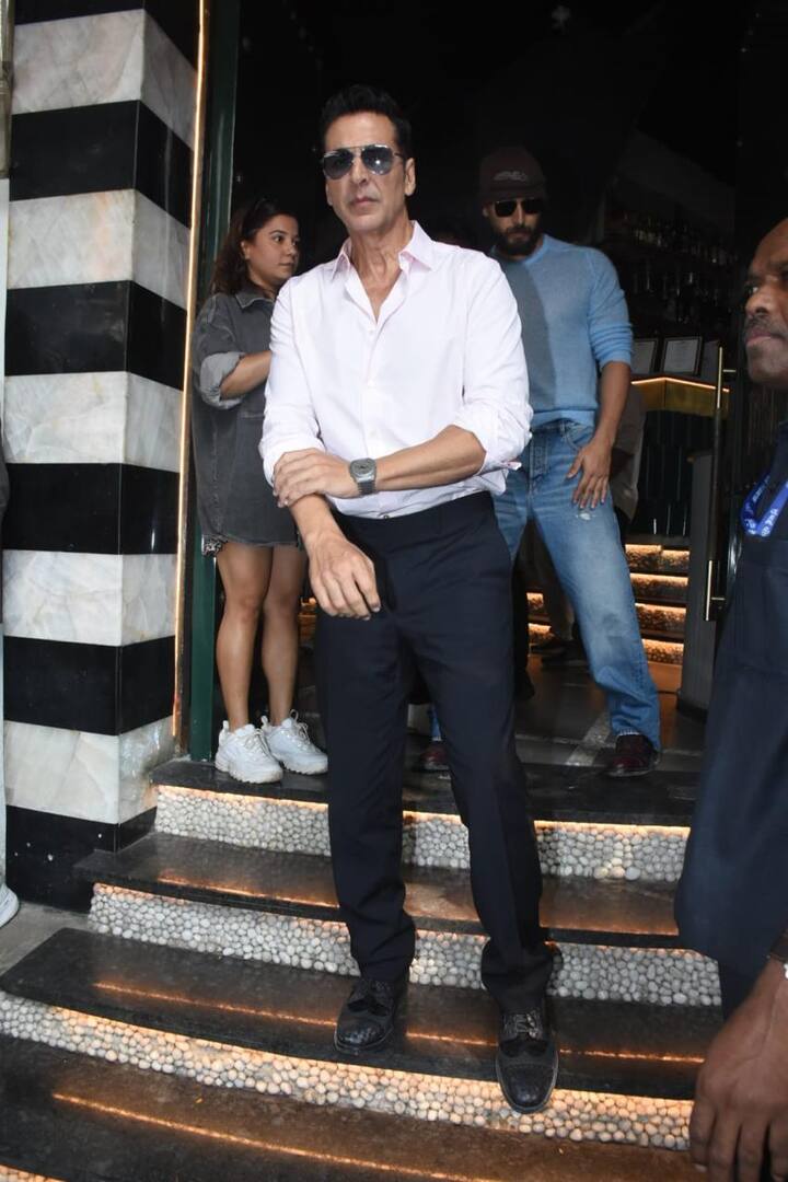 वहीं बॉलीवुड के खिलाड़ी को इस दौरान काफी डिसेंट लुक में देखा गया. उन्होंने व्हाइट शर्ट के साथ ब्लू पेंट पहनी थी.