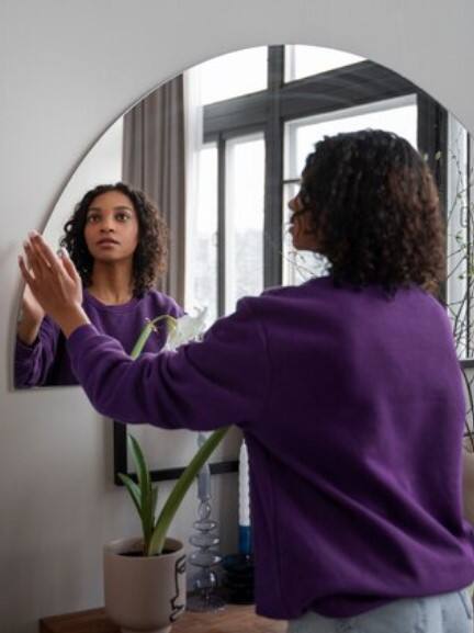 ਵਾਸਤੂ ਅਨੁਸਾਰ ਘਰ ਦੀ ਦੱਖਣ ਜਾਂ ਪੱਛਮ ਦਿਸ਼ਾ ਵਿੱਚ ਸ਼ੀਸ਼ਾ ਲਗਾਉਣਾ ਨੁਕਸਾਨਦਾਇਕ ਹੁੰਦਾ ਹੈ। ਇਨ੍ਹਾਂ ਵਿਚ ਸ਼ੀਸ਼ਾ ਲਗਾਉਣ ਨਾਲ ਵਿਅਕਤੀ ਵਿਚ ਡਰ ਦੀ ਸਥਿਤੀ ਪੈਦਾ ਹੋ ਜਾਂਦੀ ਹੈ। ਇਸ ਤੋਂ ਇਲਾਵਾ ਪਰਿਵਾਰ ਵਿਚ ਝਗੜੇ ਅਤੇ ਕਲੇਸ਼ ਦੀ ਸੰਭਾਵਨਾ ਵੀ ਵਧ ਜਾਂਦੀ ਹੈ।