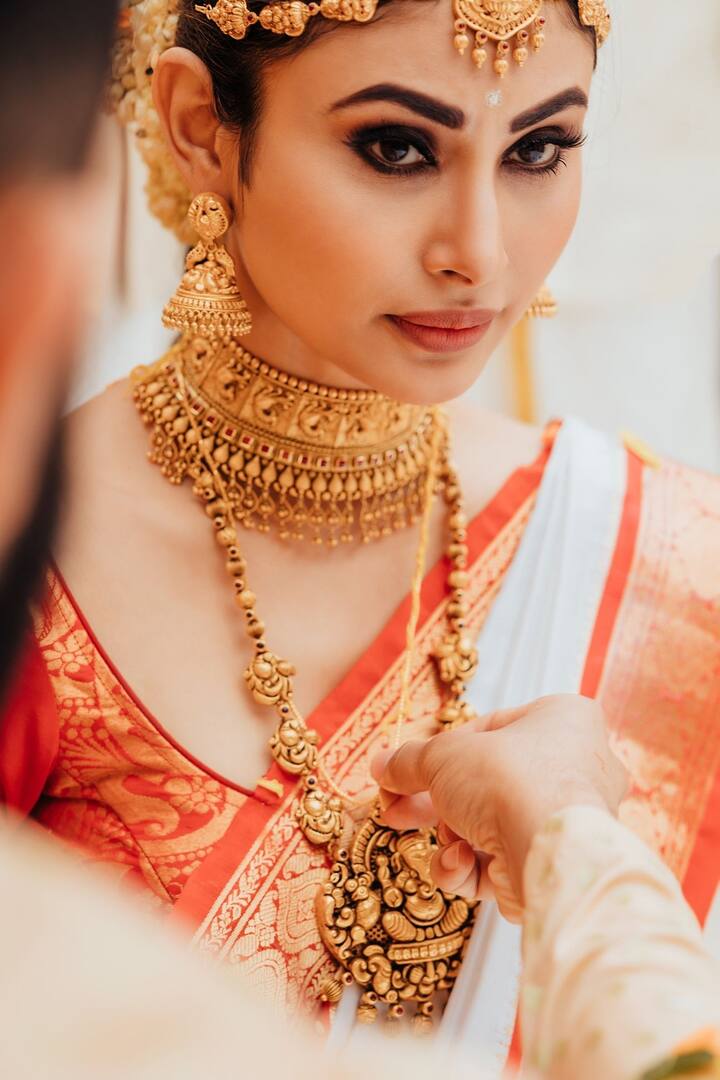 मौनी रॉय से देवोलीना तक, दिवाली पर ट्राई करें इन हसीनाओं की टेंपल ज्वेलरी 4 इस लुक में मौनी रॉय बला की खूबसूरत दिखी थी. तो अगर आप भी दिवाली के लिए ज्वेलरी लेने के बारे में सोच रही हो, तो इस ट्रेंडी टेंपल ज्वेलरी के साथ जा सकती हैं. इसे पहनकर कोई भी अपनी निगाहें आपसे हटा नहीं पाएगा.