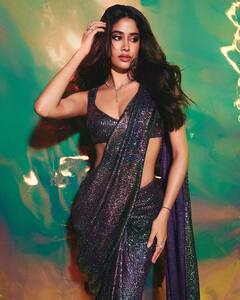 Pics: દિવાળી પાર્ટીની 'જાન' બની જ્હાન્વી કપૂર, શિમરી સાડીમાં ફ્લૉન્ટ કર્યું કાતિલ ફિગર, જુઓ લૂક