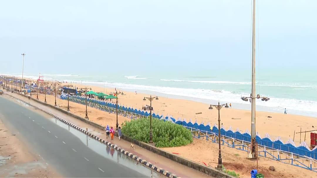 Cyclone Dana Alert Puri weather change from morning High alert imposed Cyclone Dana: উত্তাল সমুদ্র, ঝোড়ো হাওয়ার দাপট, দানার প্রভাব পুরীতে, জারি হাই অ্যালার্ট