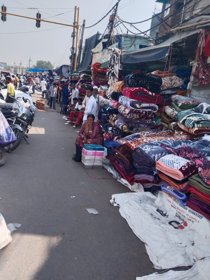 Today, the traffic police along with MCD issued challans to a total of 96 people. Due to Diwali shopping, there has been a huge crowd of people in the markets.