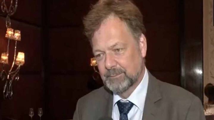 भारत में जर्मनी के राजदूत फिलिप एकरमैन ने कहा कि उनके देश का हमेशा से यह कहना रहा है कि रूस-यूक्रेन विवाद के मामले में भारत दोनों पक्षों की बात सुनने के लिए बहुत अच्छी स्थिति में है. एकरमैन ने कहा कि वह नहीं जानते कि नई दिल्ली का क्या करने का इरादा है, लेकिन बर्लिन किसी भी तरह की बातचीत का स्वागत करेगा.