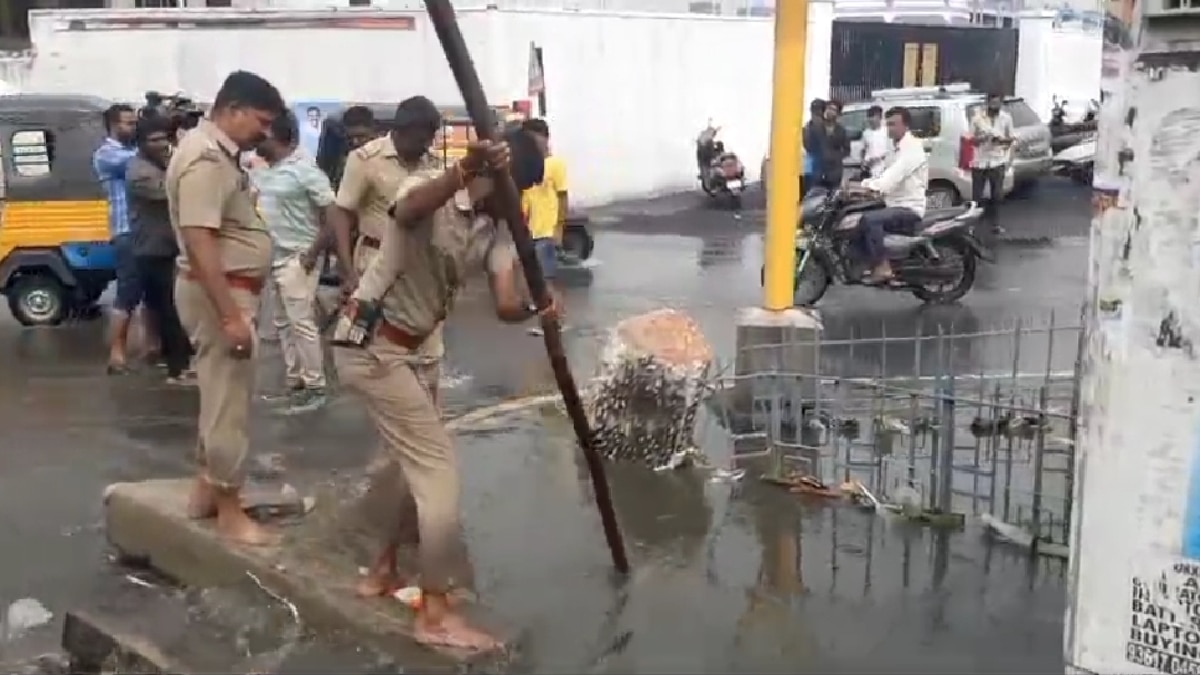 Police Cleaning Drain: கனமழையின் காரணமாக பெருக்கெடுத்து ஓடிய தண்ணீர்... சாக்கடையின் அடைப்பை எடுத்த போலீஸ்