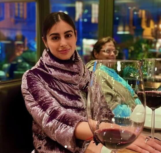 ਭਾਰਤੀ ਅਰਬਪਤੀ ਪੰਕਜ ਓਸਵਾਲ ਨੇ ਦੋਸ਼ ਲਾਇਆ ਕਿ ਉਨ੍ਹਾਂ ਦੀ ਧੀ ਵਸੁੰਧਰਾ ਓਸਵਾਲ ਨੂੰ ਯੁਗਾਂਡਾ ਪੁਲਿਸ ਨੇ 1 ਅਕਤੂਬਰ ਤੋਂ ਗੈਰ-ਕਾਨੂੰਨੀ ਤੌਰ 'ਤੇ ਹਿਰਾਸਤ 'ਚ ਲਿਆ ਹੋਇਆ ਹੈ। ਉਸ ਨੇ ਆਪਣੀ ਬੇਟੀ ਦੀ ਰਿਹਾਈ ਲਈ ਸੰਯੁਕਤ ਰਾਸ਼ਟਰ ਨੂੰ ਪੱਤਰ ਵੀ ਲਿਖਿਆ ਹੈ।